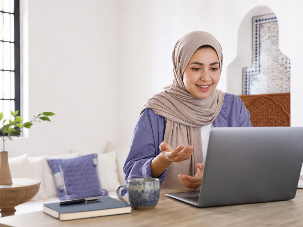 Une apprenante échange avec son tuteur en ligne